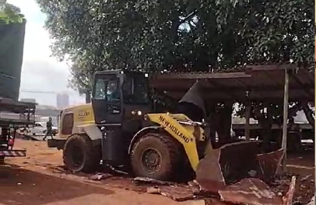 Escavadeira retira concreto em terreno