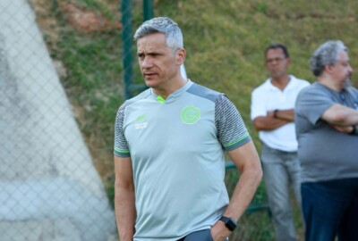 Treinador Armando Evangelista observando treino Goiás 2023