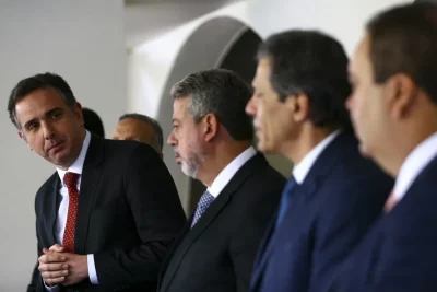 O ministro da Fazenda, Fernando Haddad, e os presidentes da Câmara, Arthur Lira, e do Senado, Rodrigo Pacheco, durante entrevista após reunião na Residência Oficial da Presidência do Senado — Foto: Marcelo Camargo/Agência Brasil