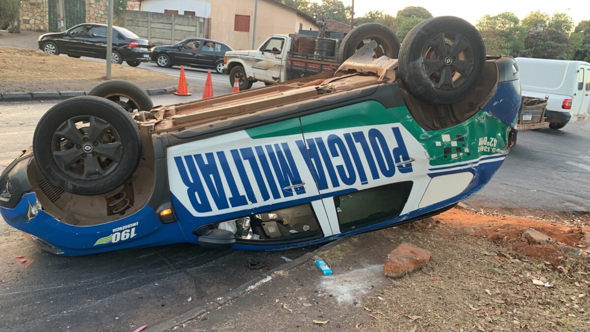 Viatura da PM capota em Goiânia após bater em outro carro
