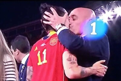 Presidente da federação espanhola beijando jogadora