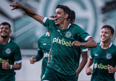 Luis Miguel comemorando gol no Goiás