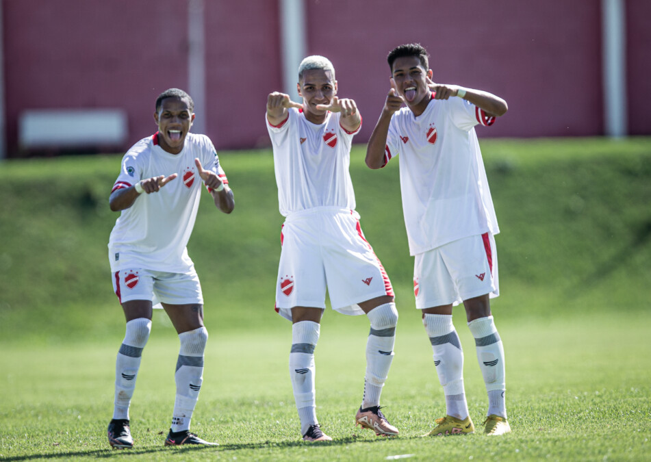 Jogadores do Vila Nova Sub-20 comemorando gol