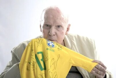 Zagallo beijando a camisa da seleção brasileira