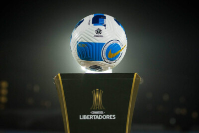 Bola oficial no totem oficial da Conmebol Libertadores 2023