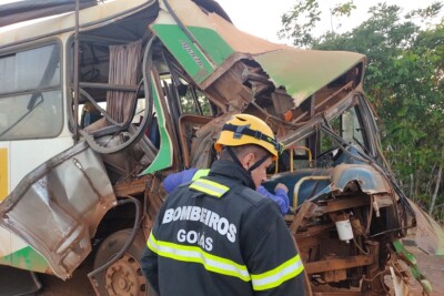 Ônibus com 35 passageiros colide com carreta em Mineiros e 4 ficam feridos