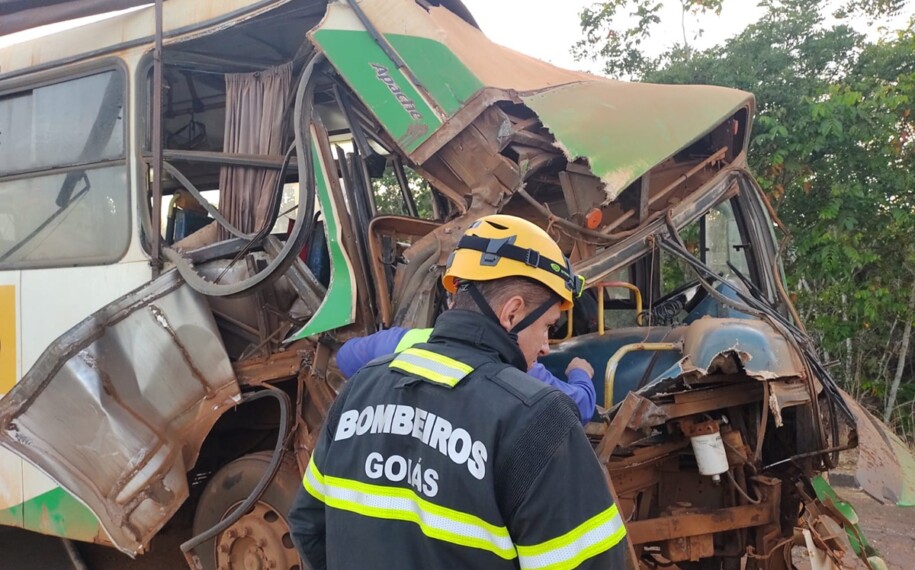 Ônibus com 35 passageiros colide com carreta em Mineiros e 4 ficam feridos
