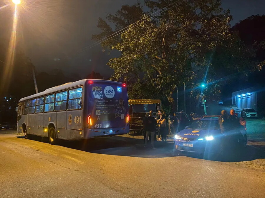 Adolescente morre após colocar cabeça para fora de ônibus e chocar em poste