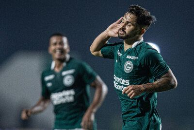 Alesson comemorando gol marcado pelo Goiás