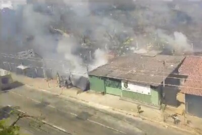 Bombeiros combatem incêndio no Morro da Serrinha, em Goiânia