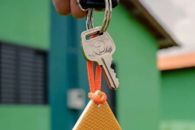 Mais de 40 famílias recebem escrituras dos imóveis em que vivem em Goiânia, nesta 4ª