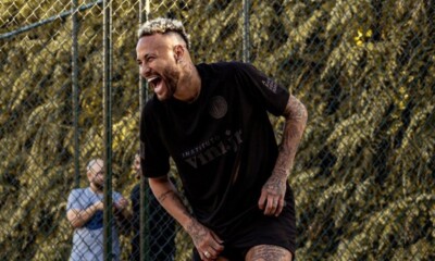 Neymar sorrindo jogando futevolei
