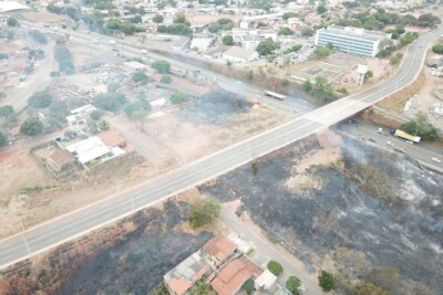Bombeiros finalizam ocorrência de incêndio às margens da BR-153, em Goiânia