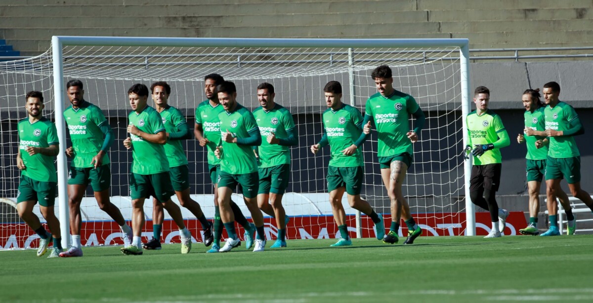 Jogadores do Goiás treinando no Serra Dourada