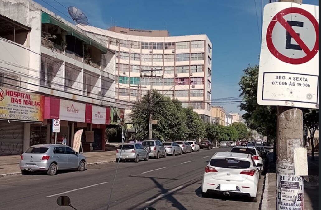Placa de proibido em estacionar, na Rua 4, no Setor Central, em Goiânia