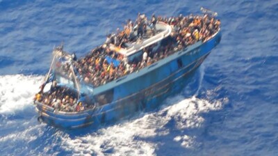 Naufrágio deixa 41 imigrantes mortos na Itália barco partiu de Sfax, na Tunísia, e afundou a caminho da costa italiana