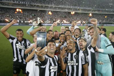 Elenco do Botafogo comemorando vitória diante do Internacional
