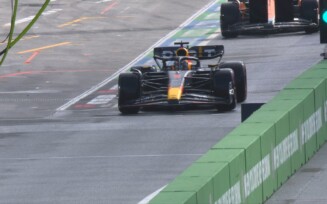 Verstappen deixando os boxes