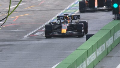 Verstappen deixando os boxes