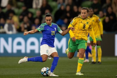 Marta sendo marcada no jogo da Copa