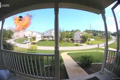 Explosão em casa destrói residências vizinhas e deixa cinco mortos; vídeo Chamas e destroços derrubaram três casas e danificaram outras doze