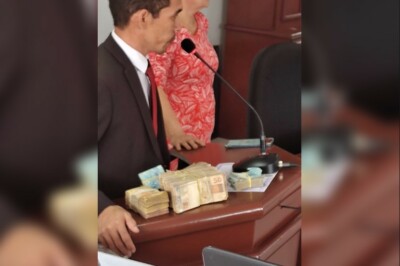 Vereador joga dinheiro pela janela após acusar prefeito de tentar "comprar" a renúncia dele