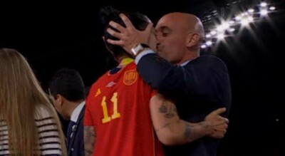 Luis Rubiales beijando jogadora da Espanha
