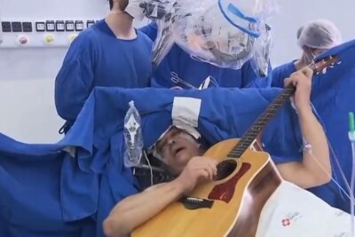 Produtor musical toca violão enquanto é submetido a uma cirurgia de cérebro; vídeo Maurício Alkinder, 55, passa bem após procedimento