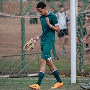 Meia-atacante Mikel durante jogo pelo Goiás