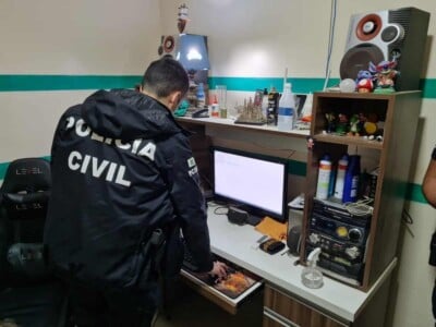 Preso homem que escravizava e estuprava jovens virtualmente no DF Criminoso de 18 anos levava as vítimas a considerarem o suicídio