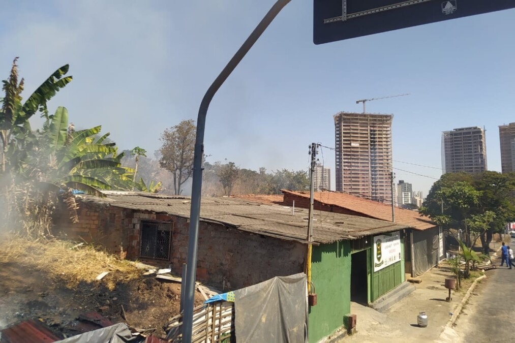 Bombeiros controlam incêndio no setor Serrinha após 2 horas e 15 mil litros de água