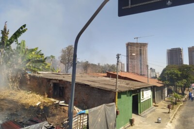 Bombeiros controlam incêndio no setor Serrinha após 2 horas e 15 mil litros de água