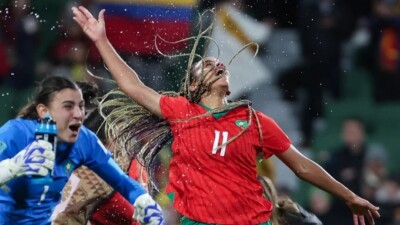 Jogadora de Marrocos comemorando vaga