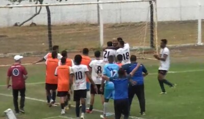 Jogadores do Aseev comemorando gol