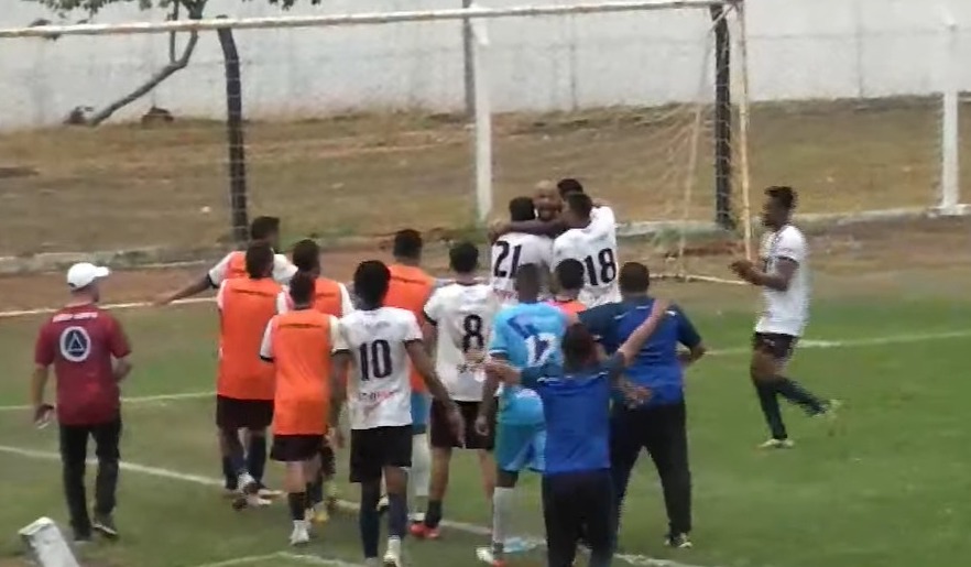 Jogadores do Aseev comemorando gol