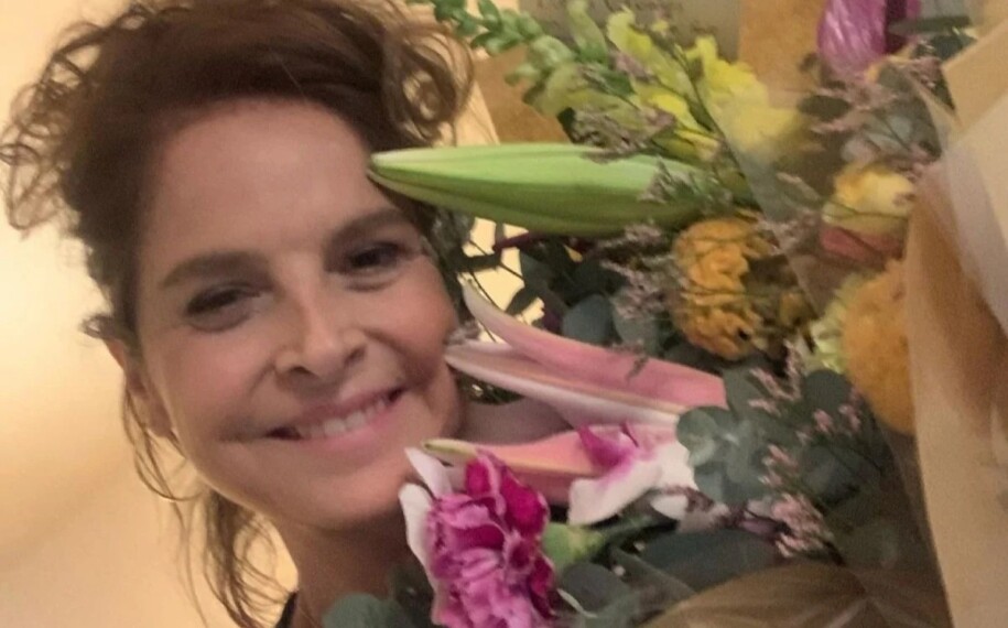 Drica Moraes é presenteada por fã com vibrador e confunde com escova; vídeo Atriz agradeceu o carinho ao mostrar 'mimos' que recebeu: 'Amei!'