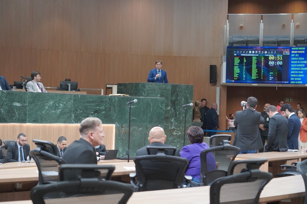 Bruno Peixoto discursa na Assembleia