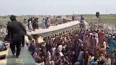 Acidente com trem no Paquistão mata ao menos 30 pessoas e fere outras 80 Veículo descarrilou em cidade no sul do país