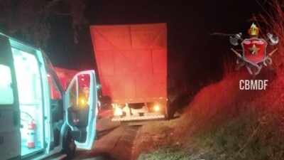 morre após se jogar de caminhão Criança teve parte do couro cabeludo arrancado DF: Mulher morre após se jogar de caminhão com filha nos braços