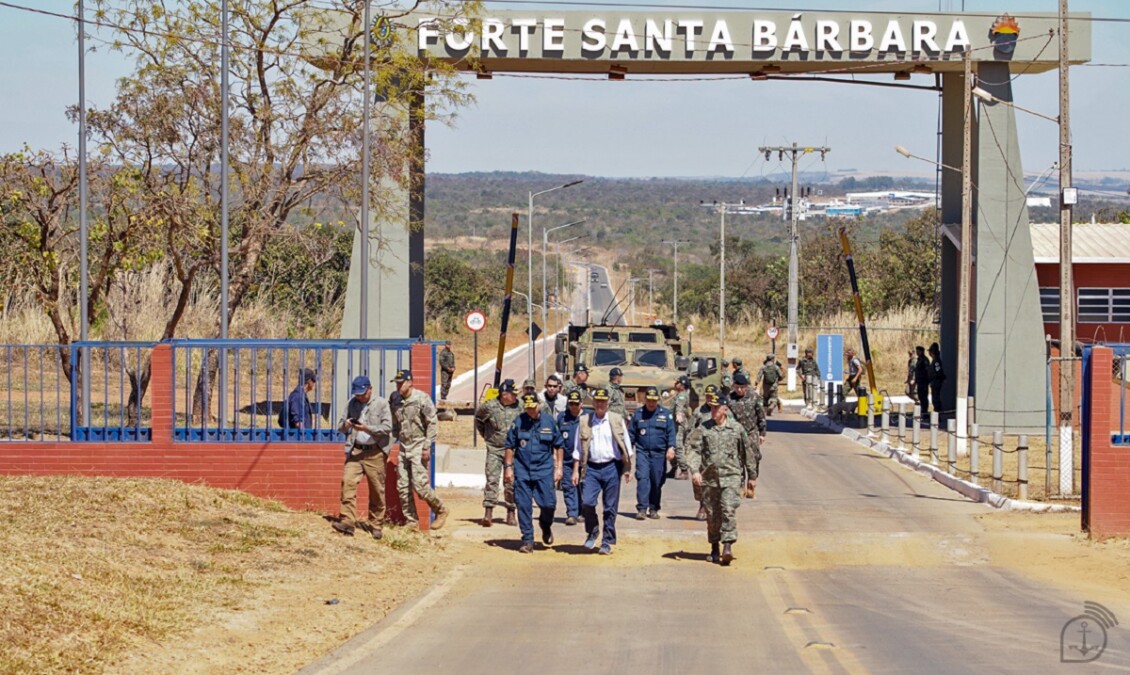 Ministro da Defesa durante visita ao Forte Santa Bárbara, em Formosa