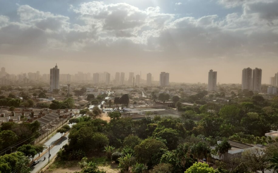 Imagem da nuvem de poeira feita por morador do Parque Amazônia, em Goiânia (Foto: reprodução)