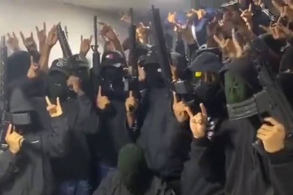 Grupo de pessoas armadas e encapuzadas reivindica assassinato de candidato no Equador (Foto: Reprodução)
