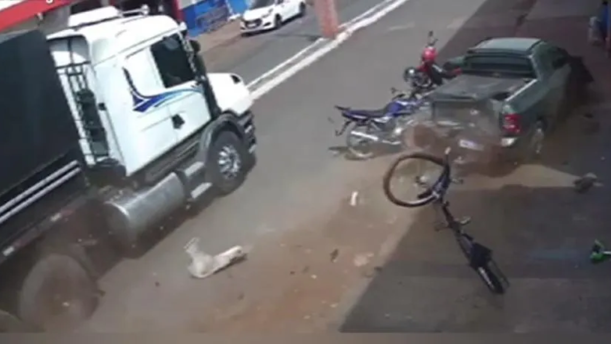 Carreta desgovernada colide contra carros, moto e bicicletas no sul de Goiás
