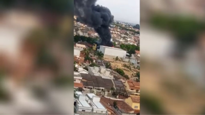 Galpão pega fogo no Jardim Atlântico, em Goiânia