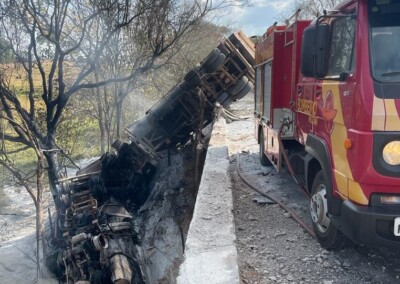 Uma pessoa morreu no acidente Carreta cai de ponte e pega fogo após colisão com caminhonete sobre ponte da GO-164, em Mossâmedes