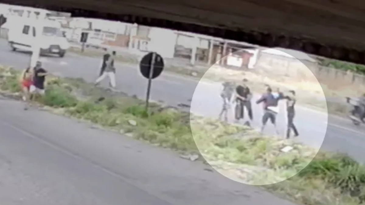 Homem é espancado com socos, chutes, pauladas e pedradas por grupo em frente a boate de Aparecida