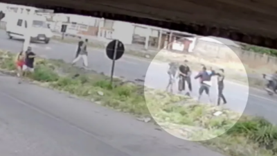Homem é espancado com socos, chutes, pauladas e pedradas por grupo em frente a boate de Aparecida