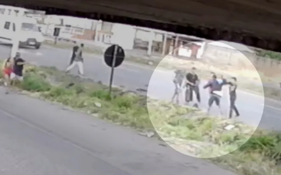 Homem é espancado com socos, chutes, pauladas e pedradas por grupo em frente a boate de Aparecida