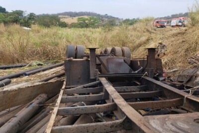 Caminhoneiro morre após tombar veículo na GO-080, em Damolândia