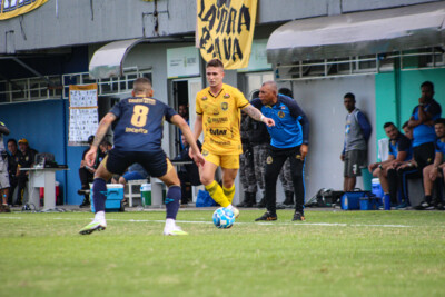 Genilson marcando Renan Castro no jogo